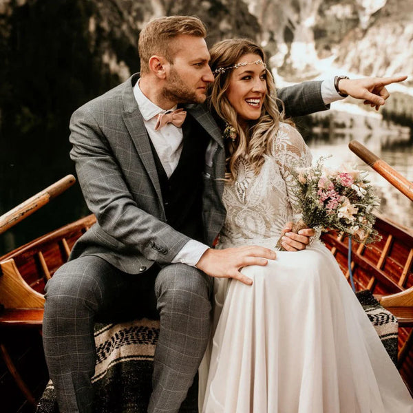 Romantic A-Line Tulle Wedding Dress with Lace Appliques and O-Neckline